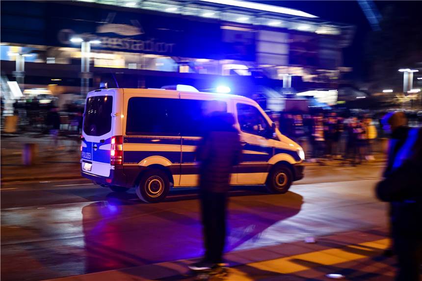 Tödlicher Unfall mit Fahrerflucht in Bochum: Polizei nimmt Tatverdächtigen fest Polizeiauto auf der Straße Blaulicht