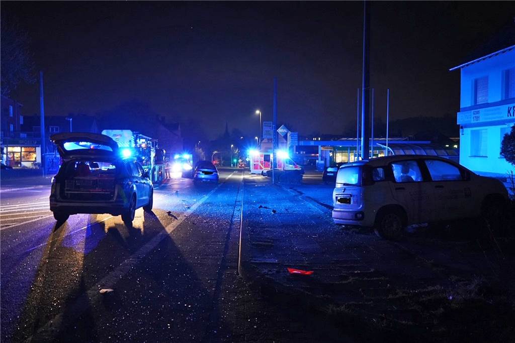 Unfall nachts in Castrop-Rauxel: Autofahrer löst Kettenreaktion aus Ein Autofahrer verursachte einen Unfall, bei dem mehrere Autos beschädigt wurden. Er selbst musste verletzt ins Krankenhaus gebracht werden.