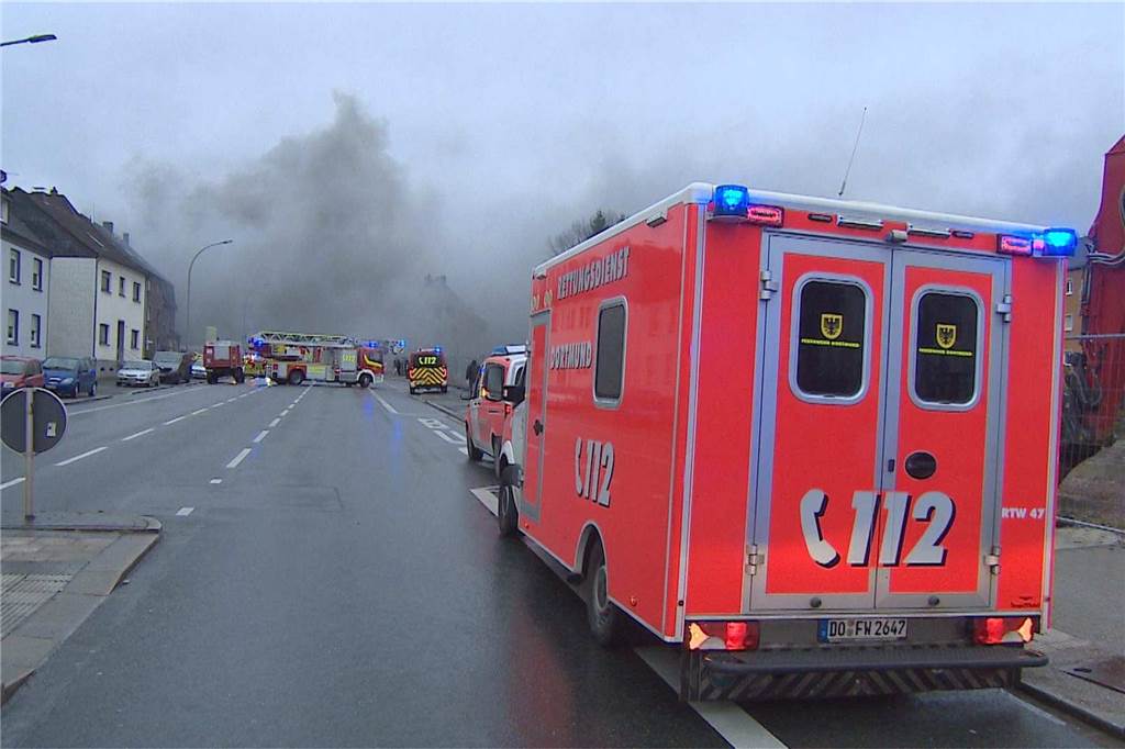 Großbrand im Dortmunder Westen: Autohandel steht lichterloh in Flammen - viele Fotos Ein Autohandel in Lütgendortmund stand am Donnerstagvormittag (12.1.2023) in Flammen. Ab 10.10 Uhr kämpfte die Feuerwehr mit drei Löschzügen von der B235 aus gegen den Brand.