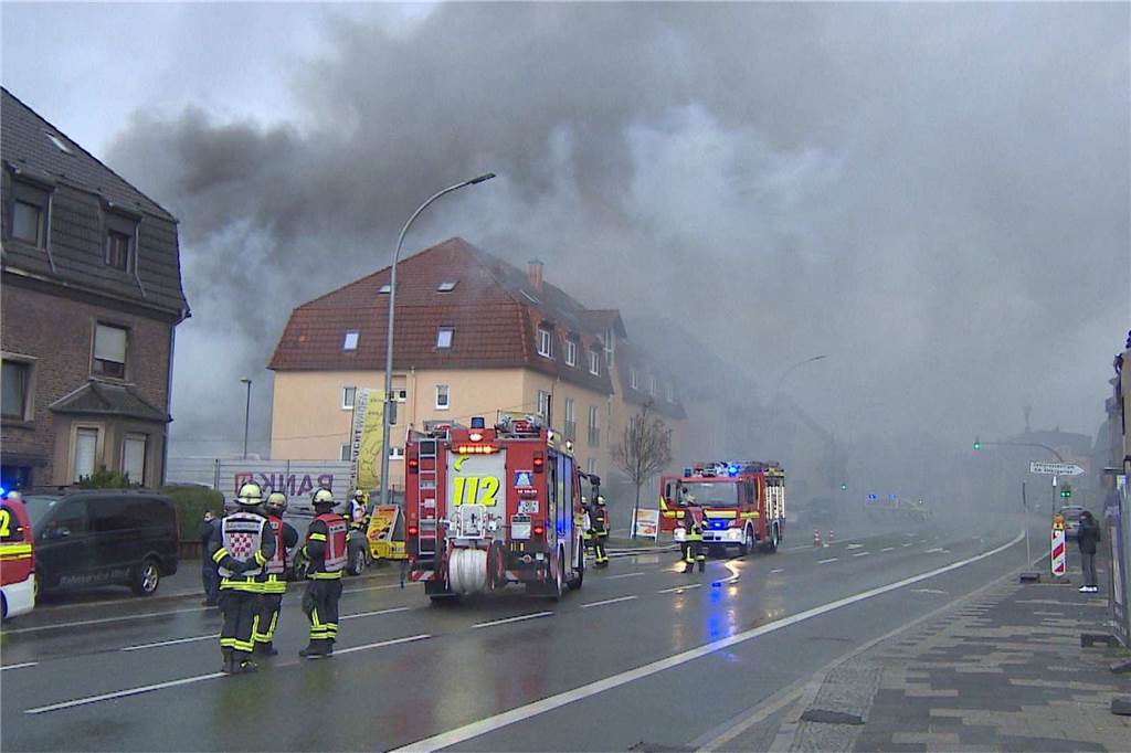 Großbrand im Dortmunder Westen: Autohandel steht lichterloh in Flammen - viele Fotos Ein Autohandel in Lütgendortmund stand am Donnerstagvormittag (12.1.2023) in Flammen. Ab 10.10 Uhr kämpfte die Feuerwehr mit drei Löschzügen von der B235 aus gegen den Brand.