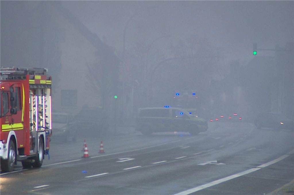 Großbrand im Dortmunder Westen: Autohandel steht lichterloh in Flammen - viele Fotos Ein Autohandel in Lütgendortmund stand am Donnerstagvormittag (12.1.2023) in Flammen. Ab 10.10 Uhr kämpfte die Feuerwehr mit drei Löschzügen von der B235 aus gegen den Brand.
