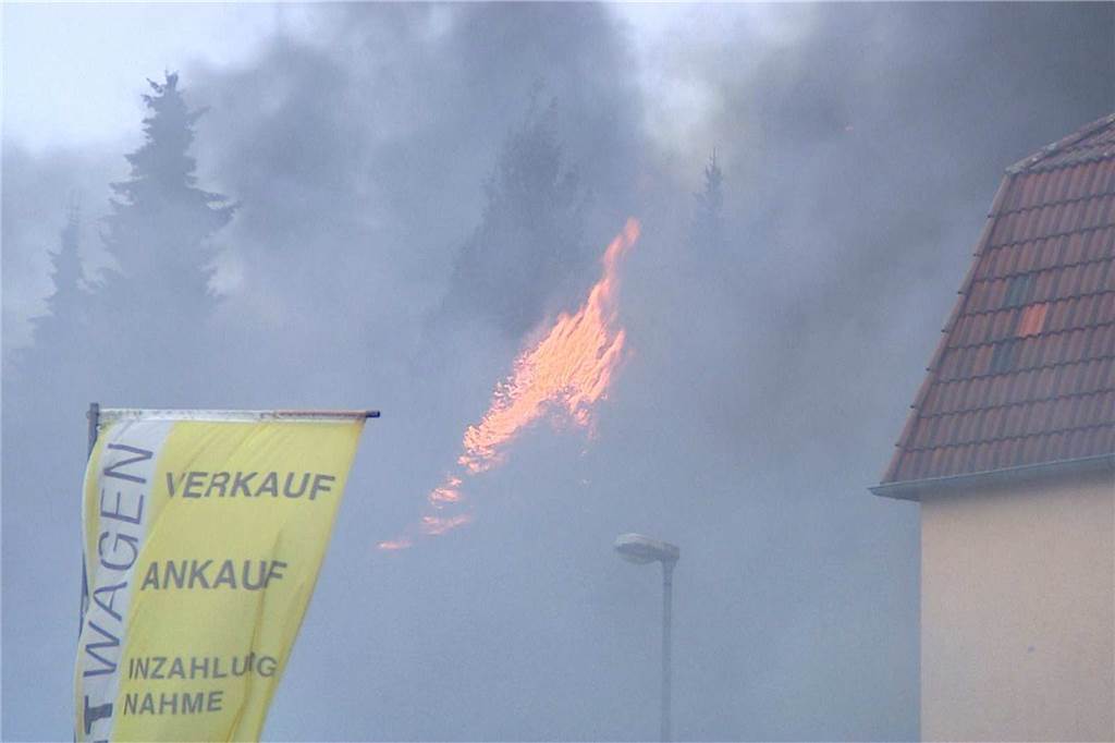 Großbrand im Dortmunder Westen: Autohandel steht lichterloh in Flammen - viele Fotos Ein Autohandel in Lütgendortmund stand am Donnerstagvormittag (12.1.2023) in Flammen. Ab 10.10 Uhr kämpfte die Feuerwehr mit drei Löschzügen von der B235 aus gegen den Brand.