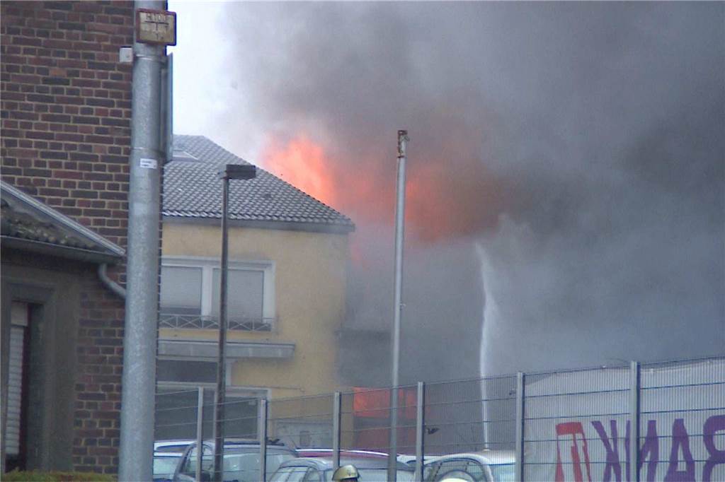 Großbrand im Dortmunder Westen: Autohandel steht lichterloh in Flammen - viele Fotos Ein Autohandel in Lütgendortmund stand am Donnerstagvormittag (12.1.2023) in Flammen. Ab 10.10 Uhr kämpfte die Feuerwehr mit drei Löschzügen von der B235 aus gegen den Brand.