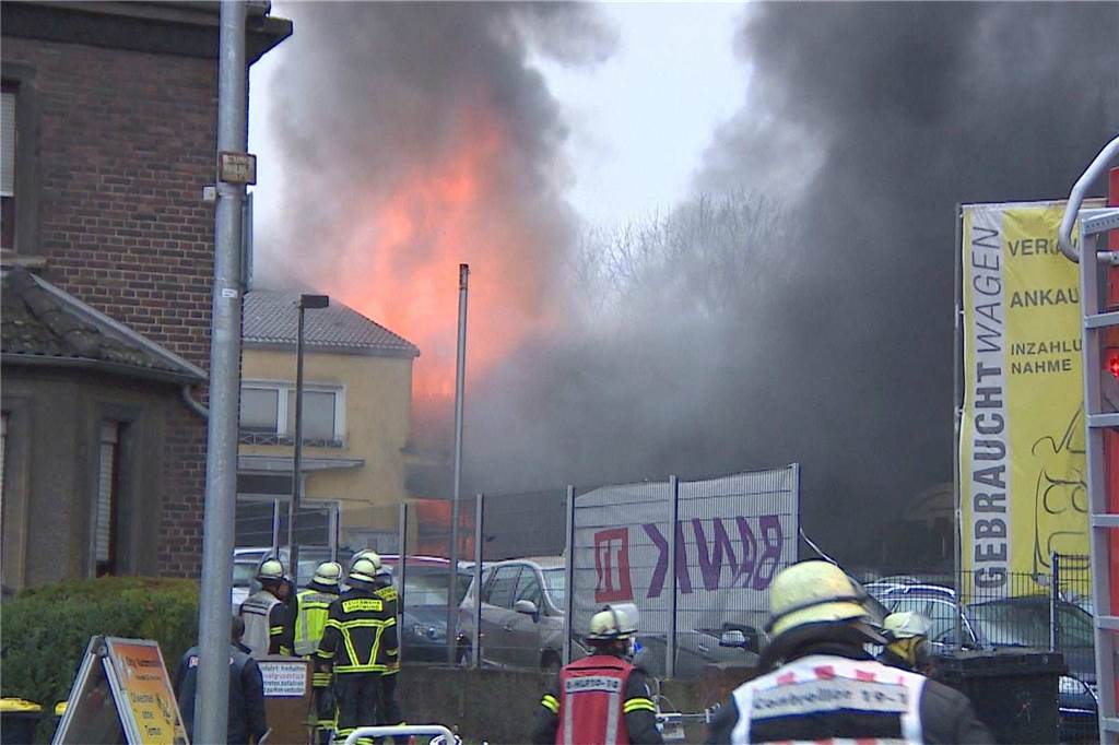 Großbrand im Dortmunder Westen: Autohandel steht lichterloh in Flammen - viele Fotos Ein Autohandel in Lütgendortmund stand am Donnerstagvormittag (12.1.2023) in Flammen. Ab 10.10 Uhr kämpfte die Feuerwehr mit drei Löschzügen von der B235 aus gegen den Brand.