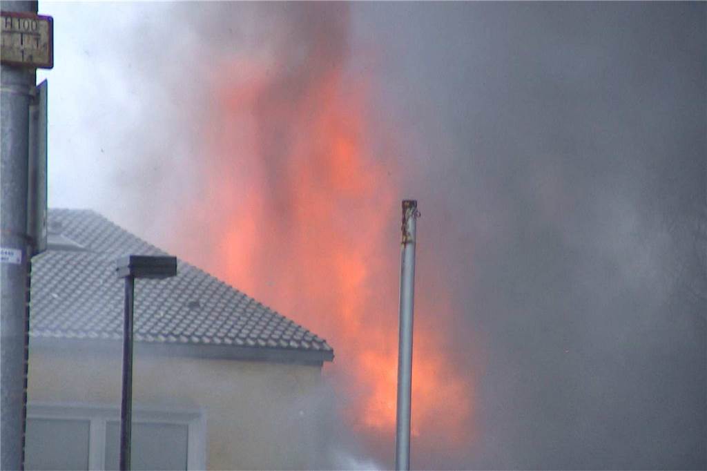 Großbrand im Dortmunder Westen: Autohandel steht lichterloh in Flammen - viele Fotos Ein Autohandel in Lütgendortmund stand am Donnerstagvormittag (12.1.2023) in Flammen. Ab 10.10 Uhr kämpfte die Feuerwehr mit drei Löschzügen von der B235 aus gegen den Brand.