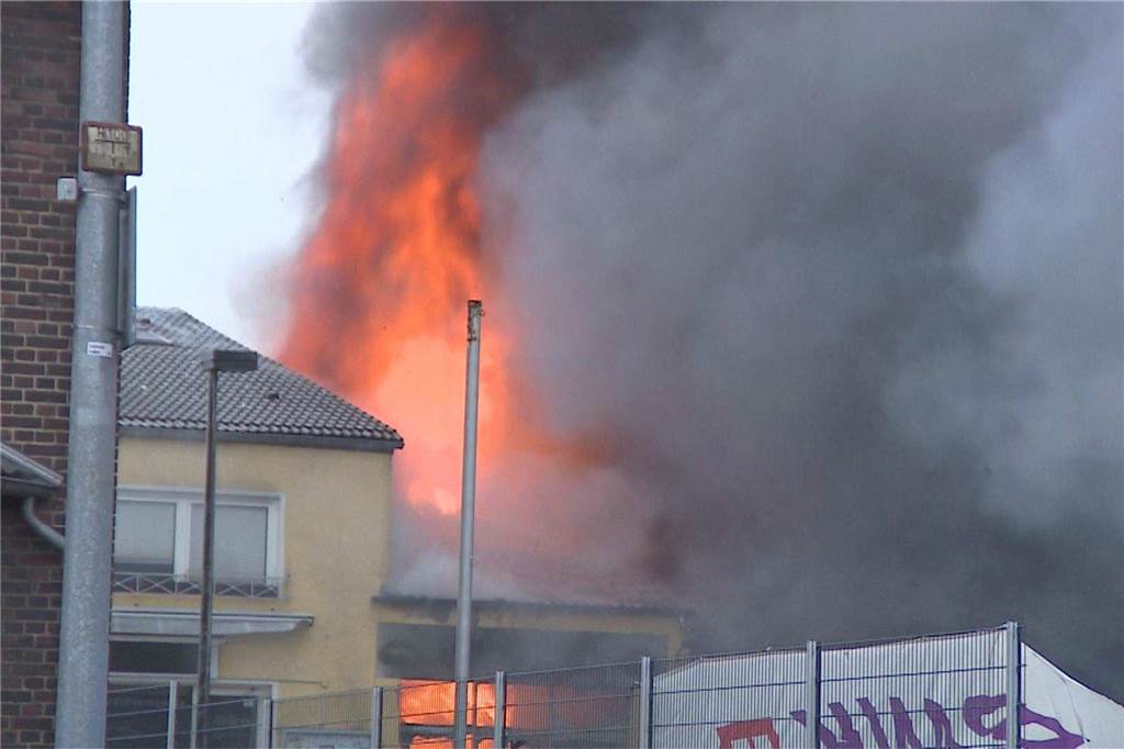 Großbrand im Dortmunder Westen: Autohandel steht lichterloh in Flammen - viele Fotos Ein Autohandel in Lütgendortmund stand am Donnerstagvormittag (12.1.2023) in Flammen. Ab 10.10 Uhr kämpfte die Feuerwehr mit drei Löschzügen von der B235 aus gegen den Brand.
