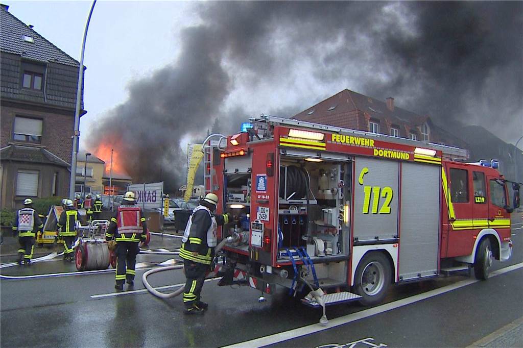 Großbrand im Dortmunder Westen: Autohandel steht lichterloh in Flammen - viele Fotos Ein Autohandel in Lütgendortmund stand am Donnerstagvormittag (12.1.2023) in Flammen. Ab 10.10 Uhr kämpfte die Feuerwehr mit drei Löschzügen von der B235 aus gegen den Brand.