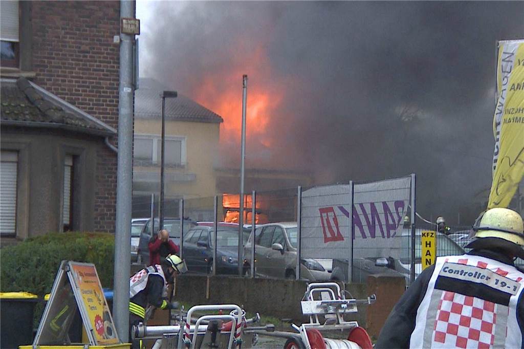 Großbrand im Dortmunder Westen: Autohandel steht lichterloh in Flammen - viele Fotos Ein Autohandel in Lütgendortmund stand am Donnerstagvormittag (12.1.2023) in Flammen. Ab 10.10 Uhr kämpfte die Feuerwehr mit drei Löschzügen von der B235 aus gegen den Brand.