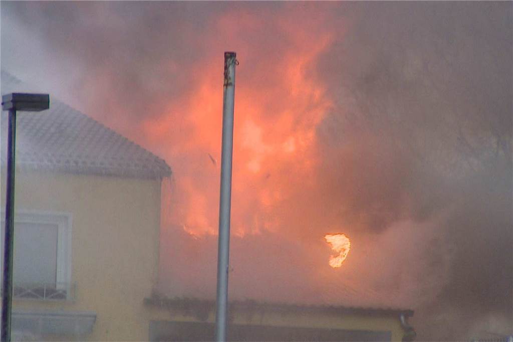 Großbrand im Dortmunder Westen: Autohandel steht lichterloh in Flammen - viele Fotos Ein Autohandel in Lütgendortmund stand am Donnerstagvormittag (12.1.2023) in Flammen. Ab 10.10 Uhr kämpfte die Feuerwehr mit drei Löschzügen von der B235 aus gegen den Brand.