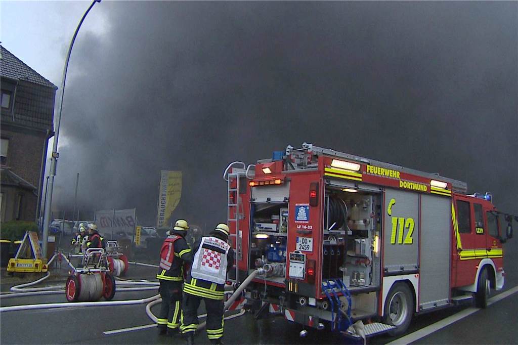 Großbrand im Dortmunder Westen: Autohandel steht lichterloh in Flammen - viele Fotos Ein Autohandel in Lütgendortmund stand am Donnerstagvormittag (12.1.2023) in Flammen. Ab 10.10 Uhr kämpfte die Feuerwehr mit drei Löschzügen von der B235 aus gegen den Brand.