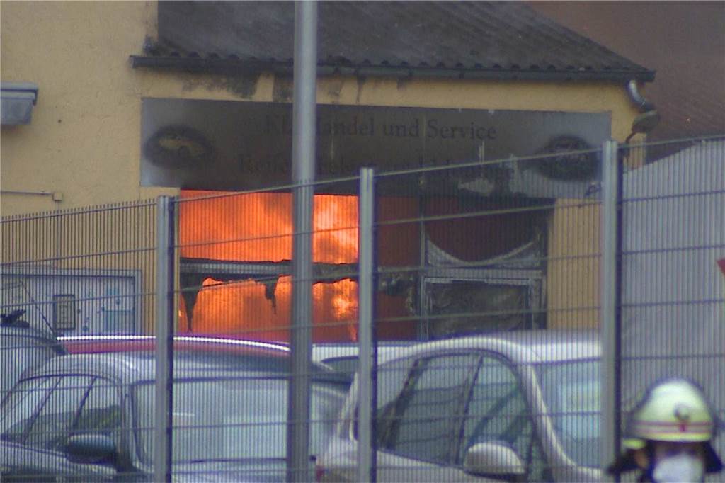 Großbrand im Dortmunder Westen: Autohandel steht lichterloh in Flammen - viele Fotos Ein Autohandel in Lütgendortmund stand am Donnerstagvormittag (12.1.2023) in Flammen. Ab 10.10 Uhr kämpfte die Feuerwehr mit drei Löschzügen von der B235 aus gegen den Brand.