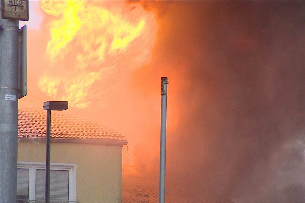 Großbrand im Dortmunder Westen: Autohandel steht lichterloh in Flammen - viele Fotos Ein Autohandel in Lütgendortmund stand am Donnerstagvormittag (12.1.2023) in Flammen. Ab 10.10 Uhr kämpfte die Feuerwehr mit drei Löschzügen von der B235 aus gegen den Brand.
