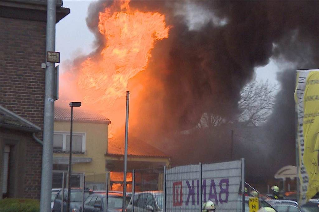 Großbrand im Dortmunder Westen: Autohandel steht lichterloh in Flammen - viele Fotos Ein Autohandel in Lütgendortmund stand am Donnerstagvormittag (12.1.2023) in Flammen. Ab 10.10 Uhr kämpfte die Feuerwehr mit drei Löschzügen von der B235 aus gegen den Brand.