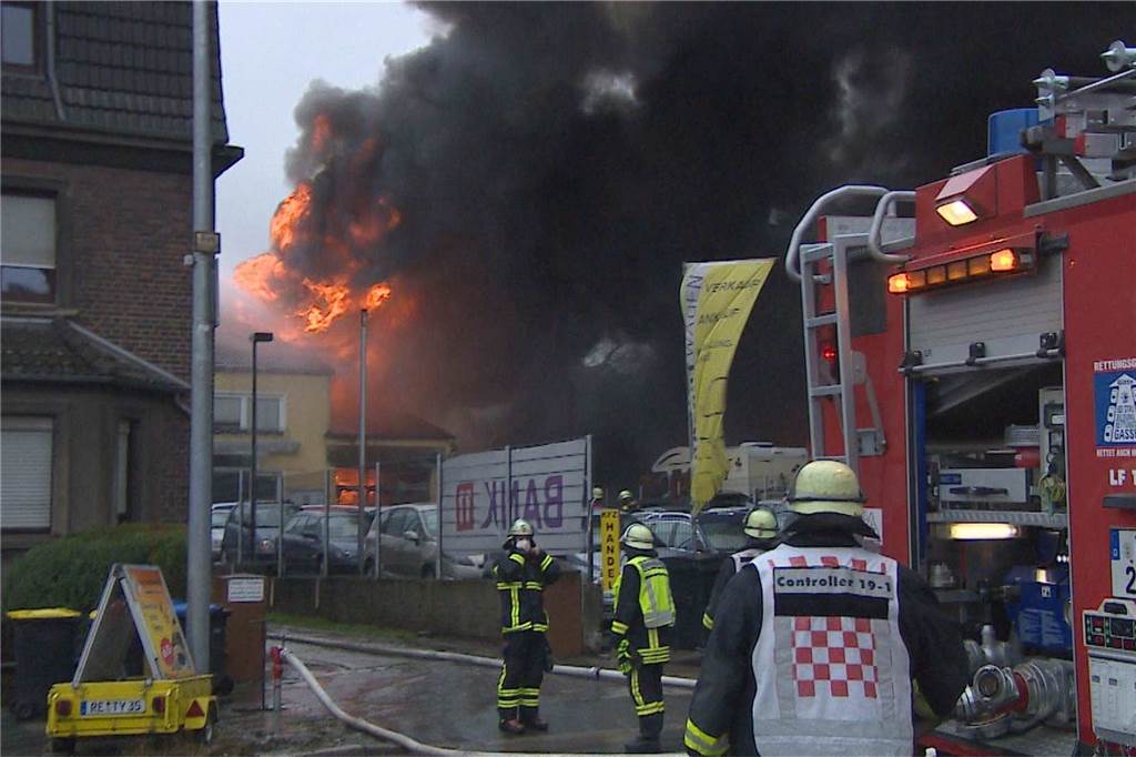 Großbrand im Dortmunder Westen: Autohandel steht lichterloh in Flammen - viele Fotos Ein Autohandel in Lütgendortmund stand am Donnerstagvormittag (12.1.2023) in Flammen. Ab 10.10 Uhr kämpfte die Feuerwehr mit drei Löschzügen von der B235 aus gegen den Brand.