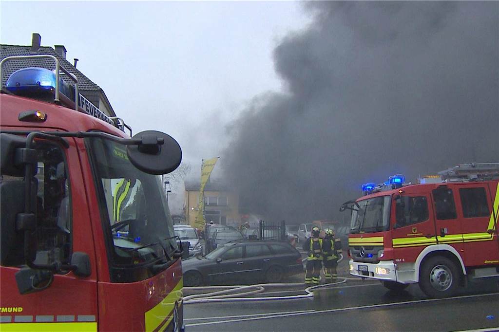 Großbrand im Dortmunder Westen: Autohandel steht lichterloh in Flammen - viele Fotos Ein Autohandel in Lütgendortmund stand am Donnerstagvormittag (12.1.2023) in Flammen. Ab 10.10 Uhr kämpfte die Feuerwehr mit drei Löschzügen von der B235 aus gegen den Brand.