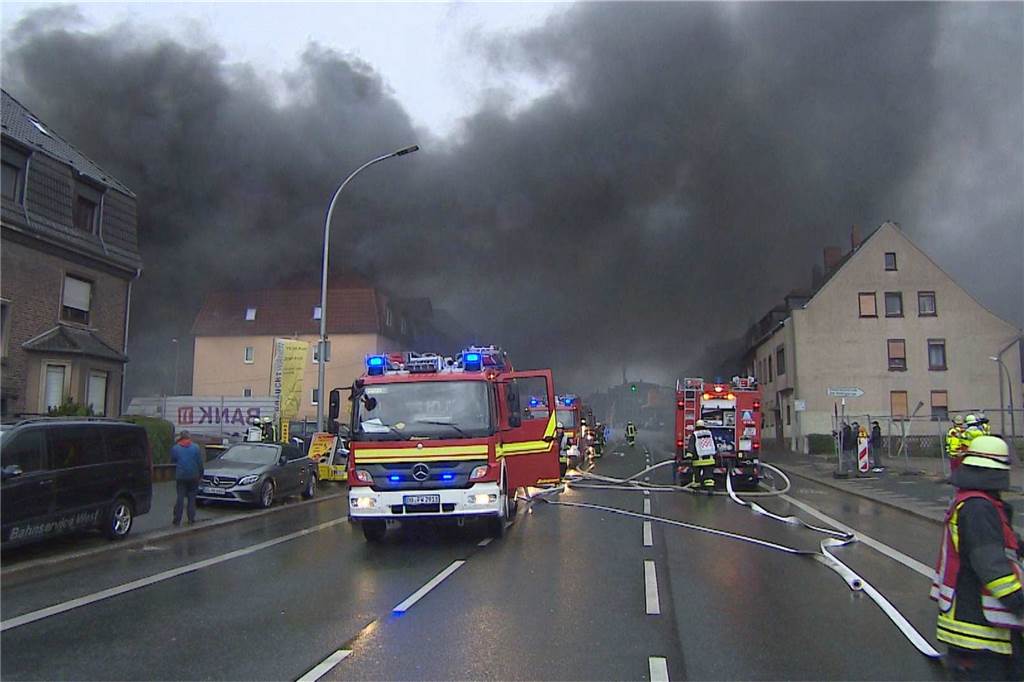 Großbrand im Dortmunder Westen: Autohandel steht lichterloh in Flammen - viele Fotos Ein Autohandel in Lütgendortmund stand am Donnerstagvormittag (12.1.2023) in Flammen. Ab 10.10 Uhr kämpfte die Feuerwehr mit drei Löschzügen von der B235 aus gegen den Brand.