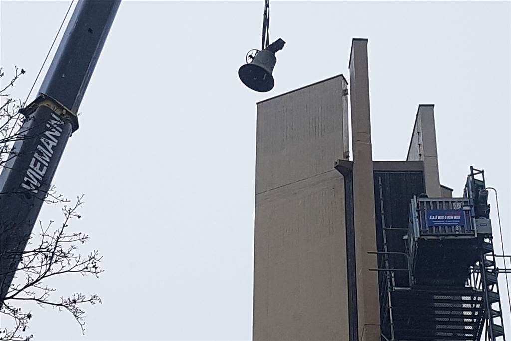 Spektakuläre Aktion: Netter Glocken läuten 2021 ökumenisch Ein Autokran hob die schweren Stahlglocken aus dem Turm.
