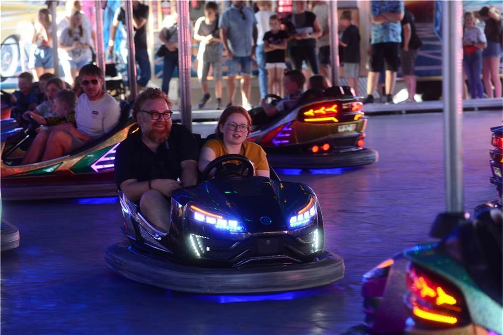 Stadt verrät Fahrgeschäfte der diesjährigen Kirmes Mehrere Menschen fahren Autoscooter.