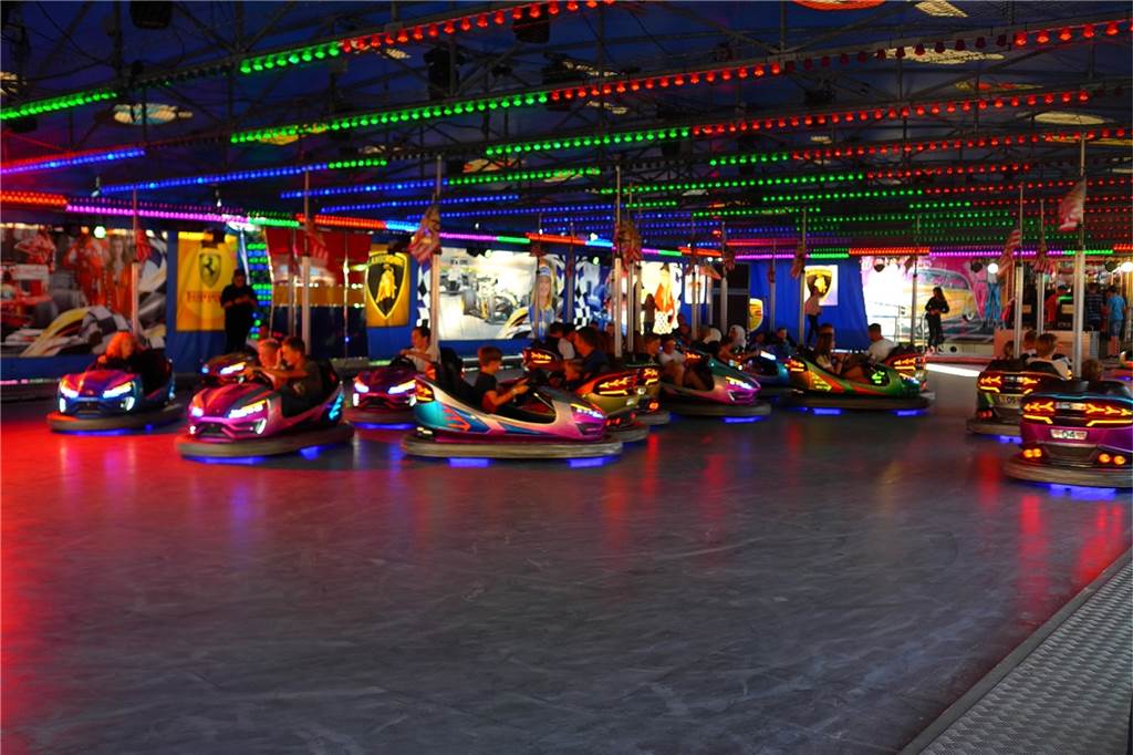 Mit neuem Disco-Jet: Die Fahrgeschäfte der Vredener Kirmes im Überblick Ein Autoscooter gehört zur Kirmes wie die Pommes. Auch in diesem Jahr können sich die Besucher hier wieder selbst hinter das Steuer setzen.