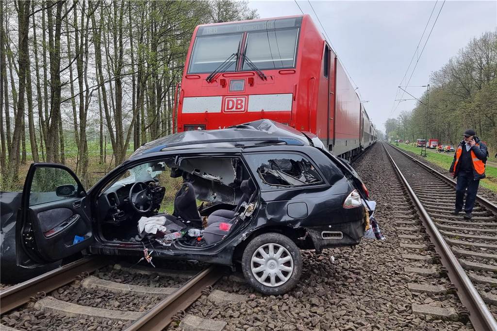 Zug kracht „mit voller Geschwindigkeit“ in Auto: Drei junge Menschen sterben bei Unfall Ein Autowrack liegt auf den Gleisen. Beim Zusammenstoß eines Zuges mit einem Auto an einem Bahnübergang nahe Hannover sind drei Menschen ums Leben gekommen.