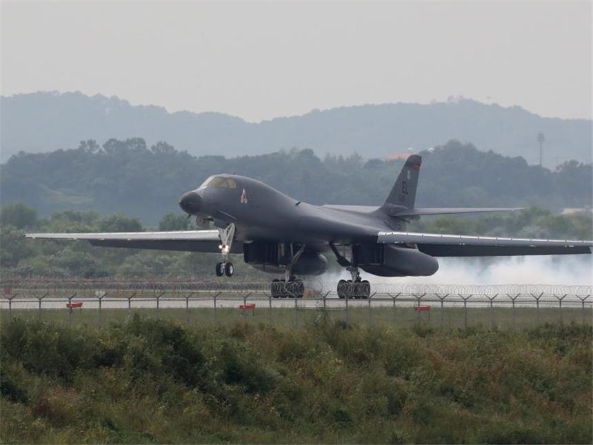 US-Langstreckenbomber fliegen Manöver nahe Nordkoreas Grenze Ein B-1B Lancer-Bomber der US-Luftwaffe beim Start auf einem Stützpunkt in Südkorea. Foto: YNA/Yonhap/Archiv