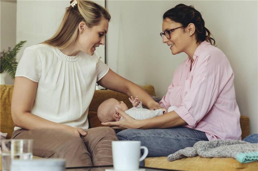 Freunde bleiben trotz Kinder Ein Baby - viele Meinungen. Wer seine Freundin ständig über Erziehungsfragen belehren will, darf sich nicht wundern, wenn der Kontakt langsam aber sicher abkühlt. Foto: Mareen Fischinger