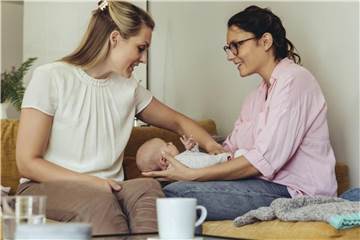 Ein Baby - viele Meinungen. Wer seine Freundin ständig über Erziehungsfragen belehren will, darf sich nicht wundern, wenn der Kontakt langsam aber sicher abkühlt. Foto: Mareen Fischinger
