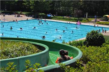 Ein Badevergnügen wie auf diesem Bild wird es im Freibad dieses Jahr nicht geben. Es gibt strenge Regeln.