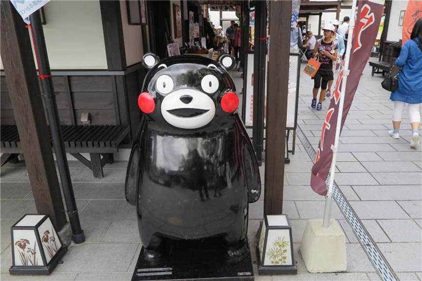 Japanisches Maskottchen wird YouTuber Ein Bär mit roten Backen soll der neue Star bei YouTube werden. Foto: Lars Nicolaysen