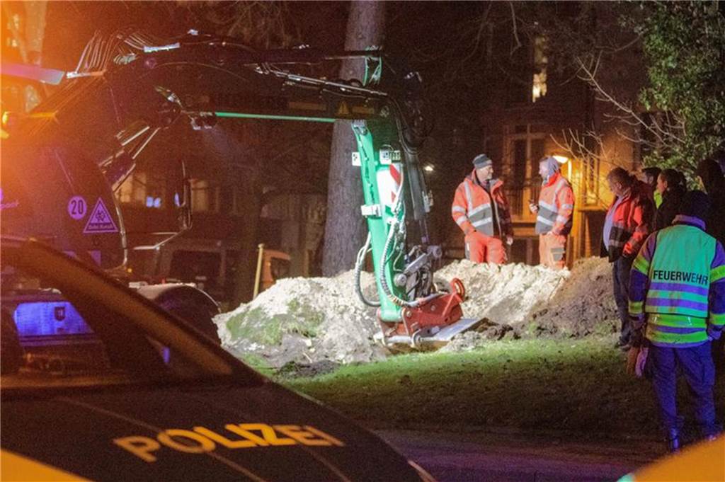Sprengstoff-Fund in Aachener Wohnung: Explosion beschädigt Häuser stark Ein Bagger gräbt ein Loch in einem Park. Dort wurden bei einer kontrollierten Sprengung Chemikalien zur Explosion gebracht, die zuvor in einer Wohnung in der Nähe gefunden wurden.