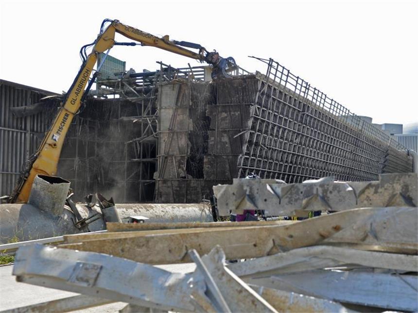 Stromkonzerne sollen für «Atompakt» 23,3 Milliarden zahlen Ein Bagger reißt im AKW Neckarwestheim einen Zellenkühlturm ab. Der Rückbau begann im Jahr 2012. Foto: Franziska Kraufmann/Archiv