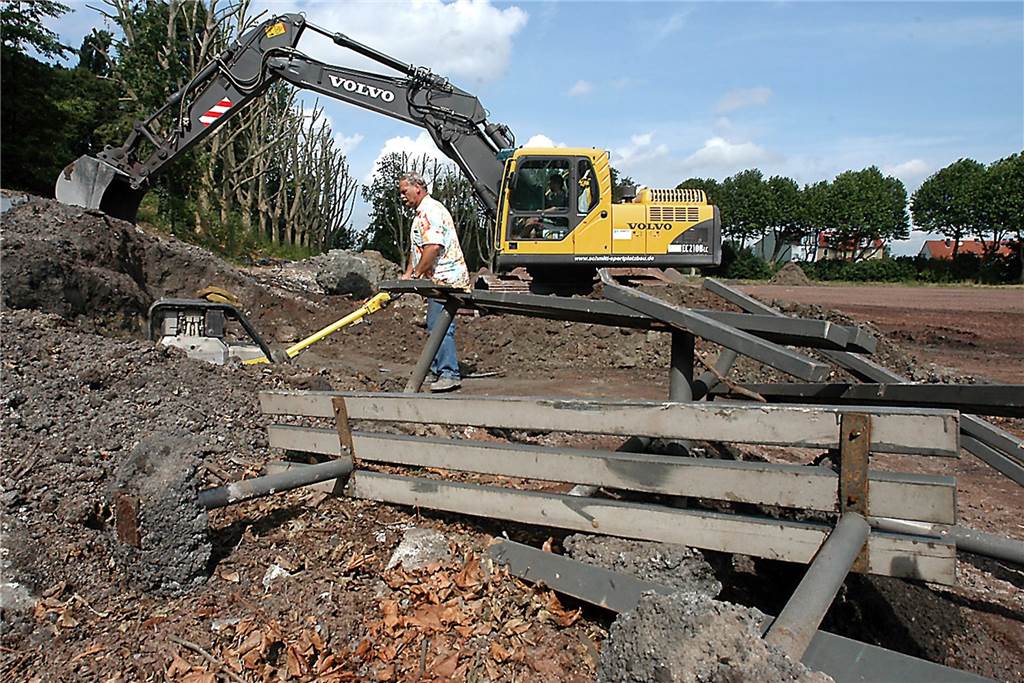 Ein Bagger sorgte im Jahr 2004 dafür, dass das alte Umkleidegebäude der SG Castrop abgerissen wurde.
