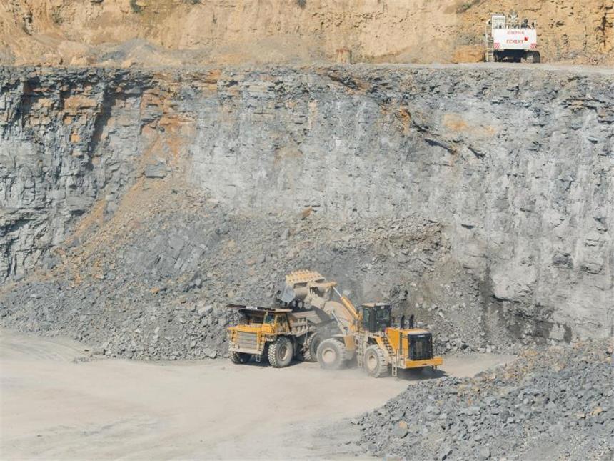 Wechselkurse schmälern HeidelbergCement-Gewinn Ein Bagger verlädt im Steinbruch des Baustoffkonzerns HeidelbergCement Kalkstein in einen Lkw. Foto: Uwe Anspach