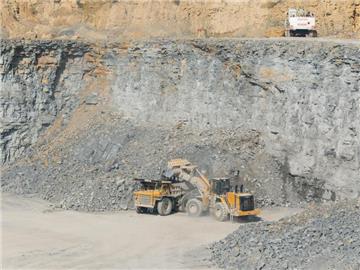 Ein Bagger verlädt im Steinbruch des Baustoffkonzerns HeidelbergCement Kalkstein in einen Lkw. Foto: Uwe Anspach