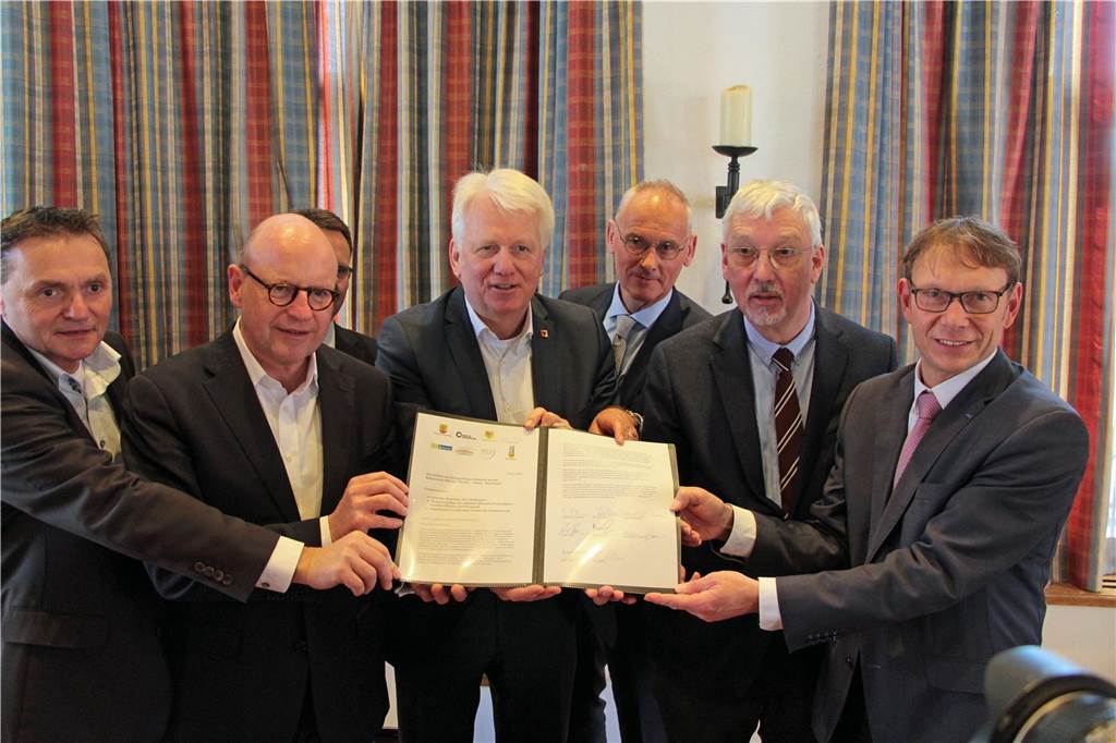 Hier präsentieren im Jahr 2019 (v.l.) Dietmar Bergmann (Bürgermeister Nordkirchen), Markus Lewe (OB Münster), Ullrich Sierau (OB Dortmund), Arnold Reeker (Beigeordneter Lünen), Joachim Gilbeau (Kreisdirektor Coesfeld) und Lothar Christ (Bürgermeister Werne) eine gemeinsame Resolution.