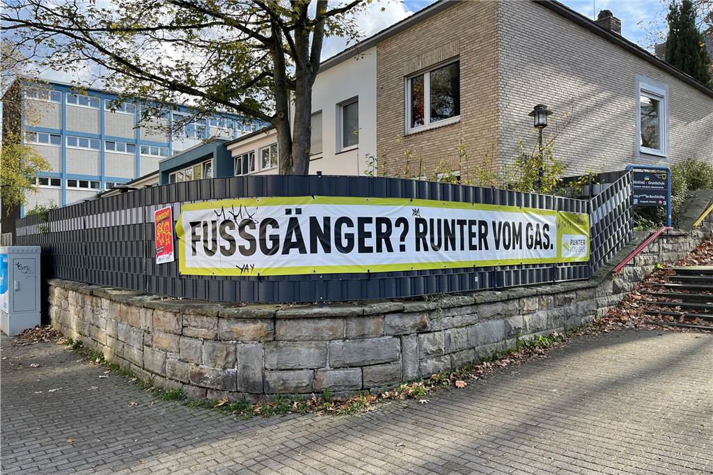 „Wer an der Ruhrallee wohnt, muss schmerzfrei sein“ Ein Banner an der Winfried-Grundschule mahnt zum langsamen Autofahren.