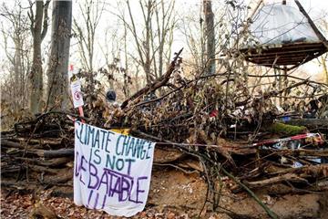 Ein Banner („Climate Change is not debatable“) hängt im Hambacher Forst. Foto: Marius Becker/Archiv