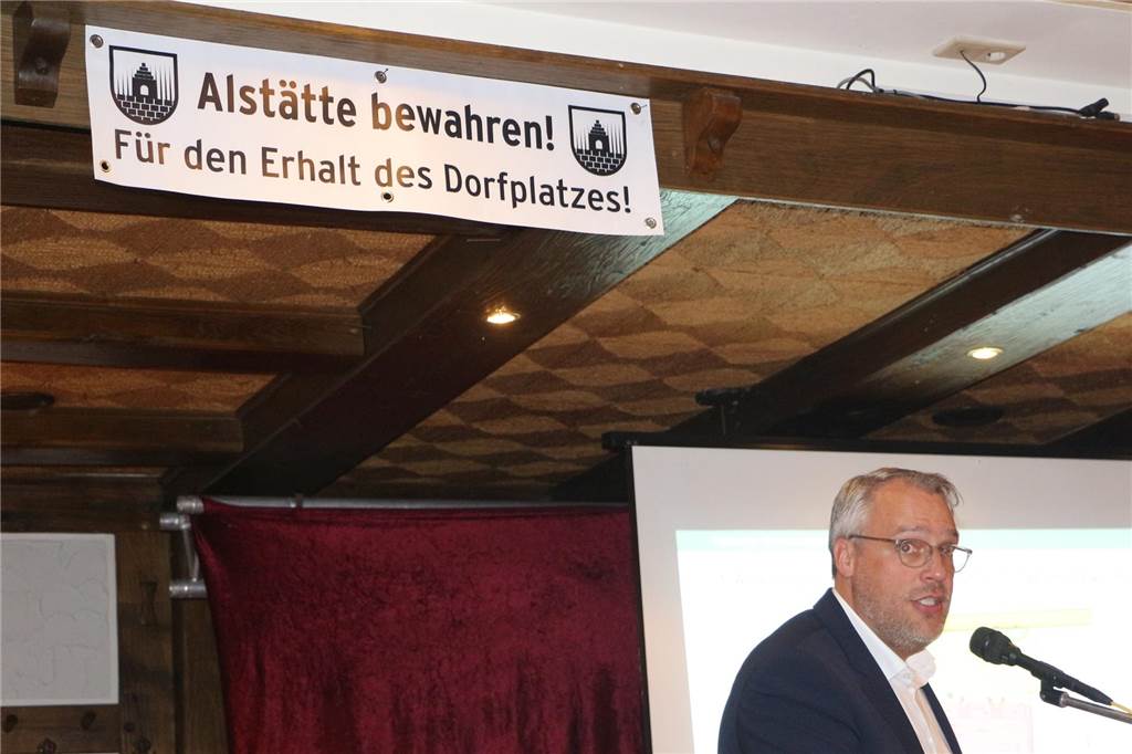 Ein Banner machte deutlich, dass es weiterhin Einwände gegen die Neugestaltung des Dorfplatzes gibt.