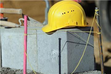 Ein Bauarbeiterhelm liegt an einer Baustelle in Magdeburg. In der Bau- und Reinigungsbranche gab es im vergangenen Jahr insgesamt weniger Arbeitsunfälle, dafür endeten aber mehr tödlich. Foto: Jens Wolf/Symbol