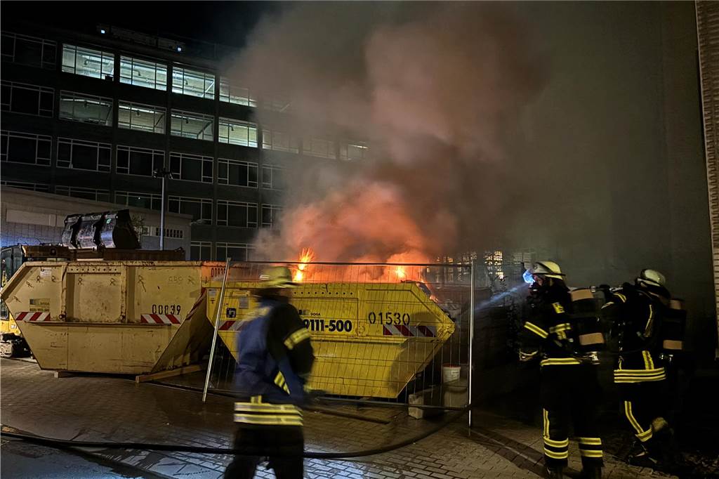Immer wieder brennen Müllcontainer: Ist ein Serienbrandstifter unterwegs? Ein Baucontainer war am späten Abend am 15. August in der Straße Eisenmarkt in Brand geraten. Die Freiwillige Feuerwehr wurde deshalb gegen 23 Uhr zum Einsatz gerufen.