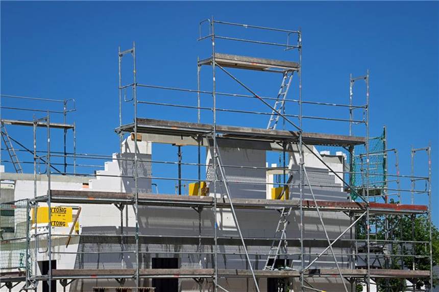 Materialknappheit und Lieferengpässe: Kunden müssen noch länger auf Handwerker warten Ein Baugerüst steht an der Fassade eines im Bau befindlichen Einfamilienhauses in Brandenburg. Foto: Soeren Stache/dpa-Zentralbild/dpa