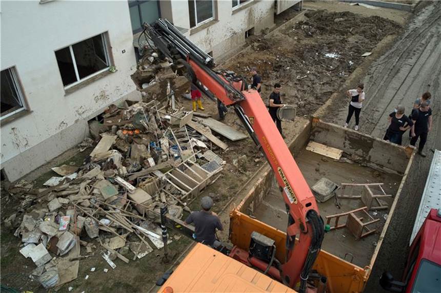 Nacht in den Hochwassergebieten ohne schweren Regen Ein Baukran arbeitet bei Aufräumarbeiten nach der verheerenden Flut.
