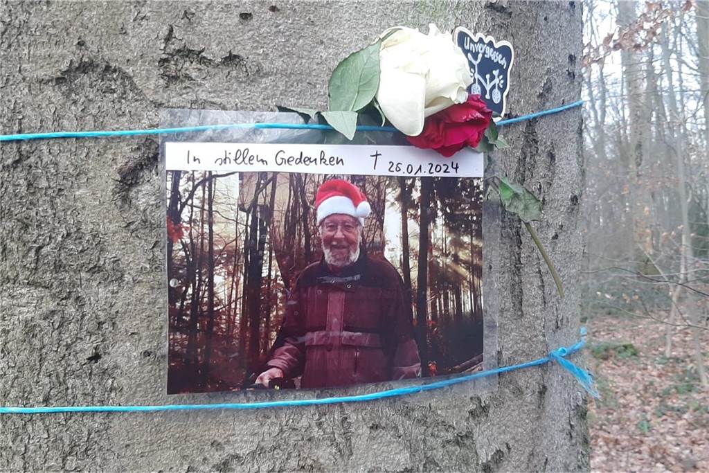 An einem Baum im Dorney in Dortmund-Oespel hängt ein Foto.