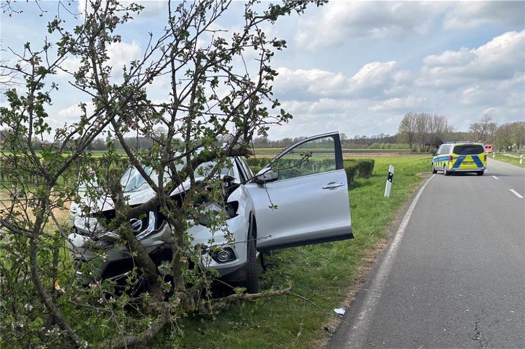 70-Jähriger von Fahrbahn der K23 abgekommen und gegen Baum geprallt Das verunglückte Fahrzeug steht an einem Baum neben dere Fahrbahn der Kreisstraße 23 in Ottenstein. Die Straße war wegen des Unfalls gesperrt.