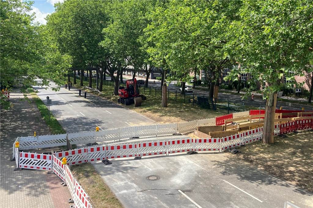 Staus durch B1-Sperrung: So lief es bei den Bauarbeiten am Wochenende Ein Bauzaun sicherte am Sonntagnachmittag den Baustellen-Bereich auf der gesperrten B1 ab, in dem Fernwärme-Rohre verlegt worden waren. Der frische Asphalt wirkt wie eine Narbe auf der Fahrbahn.