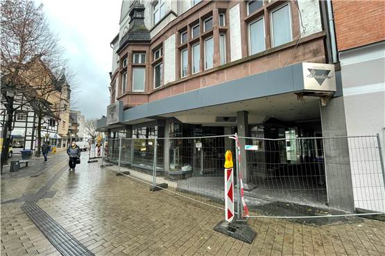Gefahr in der Kroes-Passage - Stadt Werne lässt Geschäft einzäunen