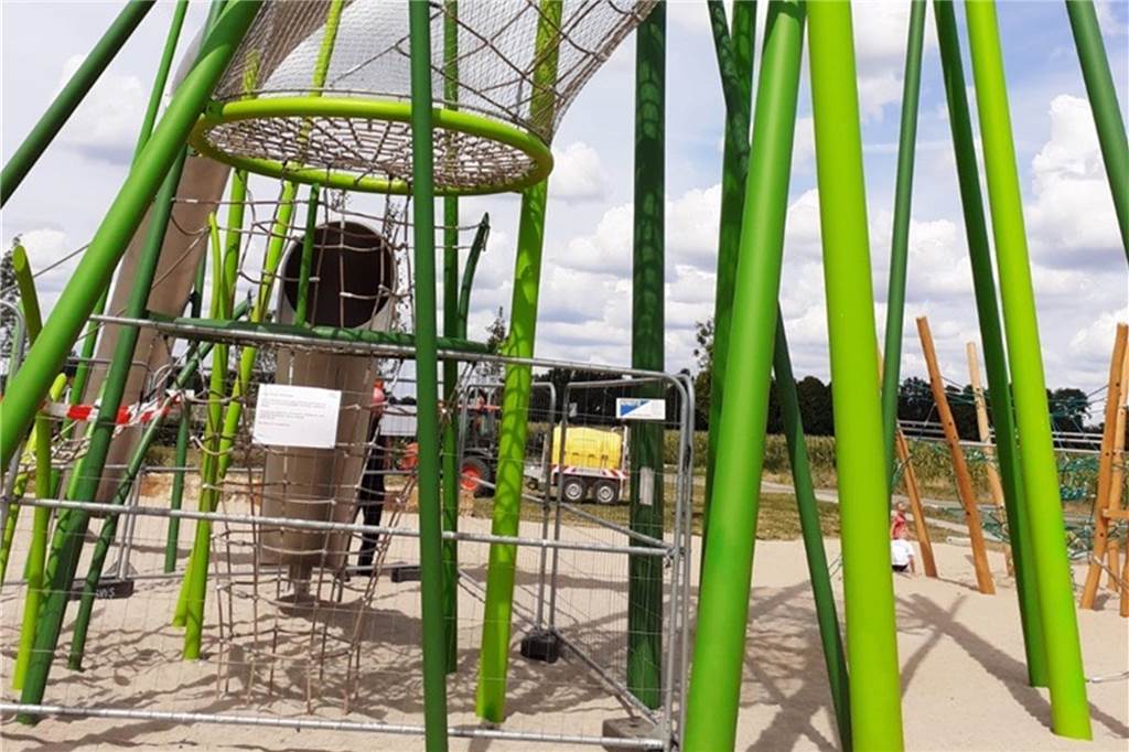 Vandalismus im Auenpark: Eine Chronik aus dem ersten Jahr Ein Bauzaun wies im August 2021 auf die Sperrung des Spielgerätes im Auenpark hin.