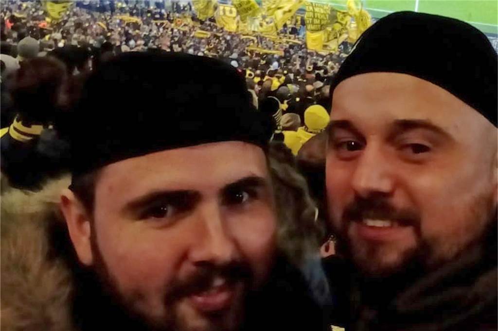 BVB gegen Bayern: Castrop-Rauxels Fans fehlt die Vorfreude auf das Spiel Ein Bayern-Fan auf der Dortmunder Südtribüne: Gemeinsam mit dem BVB-Fan Tommy Kantzke verfolgte Patrick Fritz (l.) ein Spiel in Dortmund - obwohl er Bayern-Fan ist.