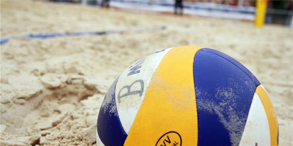 Ein Beachvolleyball liegt auf diesem Archivbild im Sand.