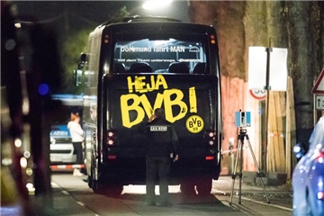 Ein Beamter des Landeskriminalamtes (LKA) untersucht am 12.04.2017, in der Nacht nach dem Vorfall, in Dortmund den Mannschaftsbus der Fußballmannschaft von Borussia Dortmund, bei dem es drei Explosionen gegeben hatte.